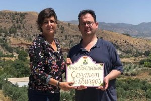 La presidenta de la Federación de Mujeres y el alcalde.