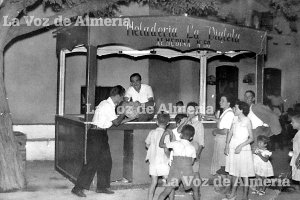 Los helados  de la marca Violeta eran puramente almerienses. Los fabricaba José Francisco Rueda en el local que tenía en la calle de la Almedina.