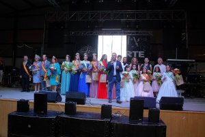 El alcalde de La Mojonera y su equipo de Gobierno con la Reina de las Fiestas, sus Damas y el matrimonio homenajeado.