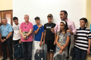 Juanjo segura con los protagonistas.