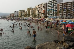 La playa se convierte en el mejor refugio cuando aprieta el calor.