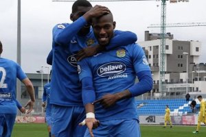 Cedric celebrando un gol con el Fuenlabrada.