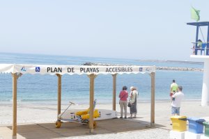 Imagen de uno de los espacios de sombra instalados en las playas de Adra.