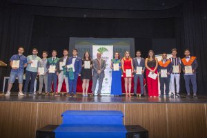 Foto de familia con los estudiantes que recibieron este reconocimiento por su gran labor académica.