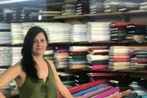Olga García Aguado, entre los mostradores de Tejidos Olga, donde se acumulan metros y metros de telas.