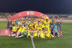 Los jugadores del Villarreal celebrando el título en el Antonio Peroles.