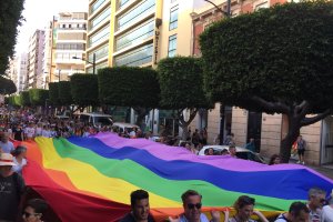 Una bandera gigante encabezó la marcha del Orgullo LGTBI