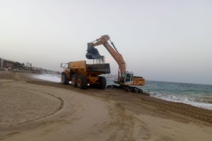 Las máquinas han trabajado durante dos días en la playa de Garrucha.