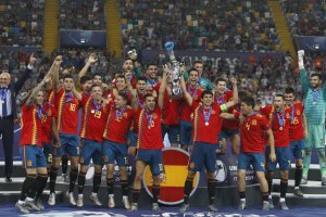La Selección Española celebrando el título en Italia.