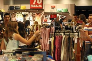 Las rebajas crearán en Almería más de 3.000 puestos de trabajo.