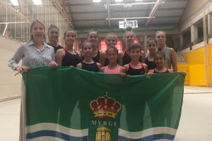 Las gimnastas con la concejala de Deportes María José Martín.