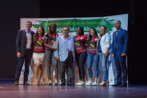 El equipo roquetero recibiendo el premios junto al concejal José Juan Rubí.