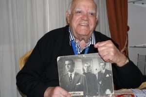 Eduardo Fajardo con una de las fotos que ha atesorado a lo largo de su carrera.