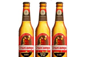 Imagen de las botellas dedicadas a Almería, Roquetas y El Ejido