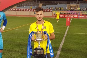 Álex Baena con la Copa conquistada en Roquetas.