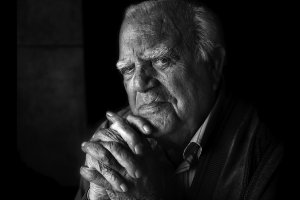 Eduardo Fajardo en un retrato reciente del fotógrafo almeriense Rodrigo Valero.