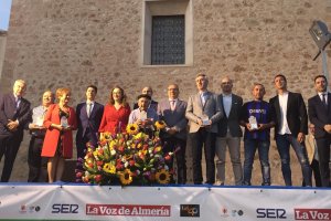 Foto de familia de los reconocidos en los V Premios Los Vélez