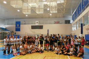 Los alumnos con sus diplomas.