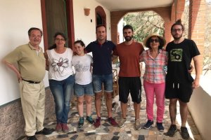 el equipo del documental junto al historiador Antonio Sevillano y Kina Jiménez, propietaria del cortijo donde se fraguó el crimen.