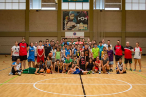 Los alumnos con sus profesores en la pista.