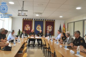 Reunión de policías y representantes consulares.
