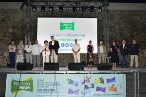 peter beale interviniendo en el Castillo de San Andrés, acompañado por el equipo.