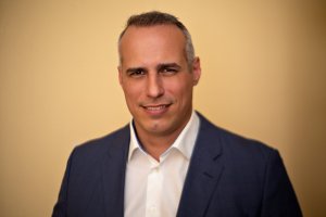 El doctor Guillermo Ford atiende en Almería.