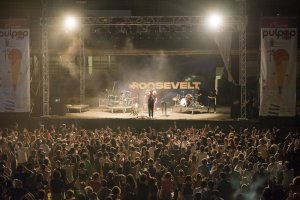 El público se vuelca con los grupos en el festival.