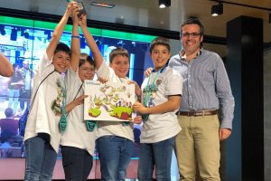 Grupo de alumnos del SEK vencedores del desafío junto a su coordinador TIC.