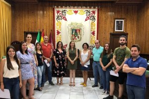 Los jóvenes huercalenses con la alcaldesa.