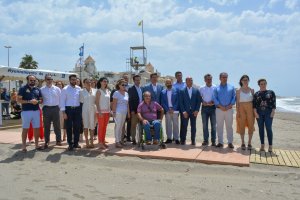 Presentación de la guía en el punto accesible de la playa de Levante de Almerimar.
