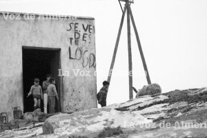Unos niños por los cerros de la Chanca, un paraje por  el que según la leyenda popular habían visto merodear a -el Lute-.