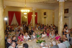 El salón noble del Círculo Mercantil acogió la anual cena-benéfica de Proyecto Hombre.