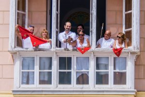 El alcalde en el momento del chupinazo en Carboneras.
