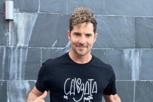 David Bisbal ha apoyado al colectivo luciendo sus camisetas.