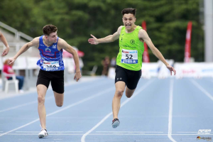 El atleta almeriense cruzando la meta.