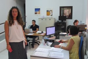 La concejal en la oficina de información municipal.