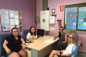 La directora, en el centro.