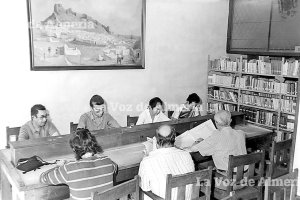 Las sillas de la biblioteca Villaespesa eran incómodas y los pupitres de madera llevaban el desgaste de varias generaciones.