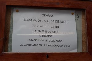 Cartel que anuncia el cierre de La Tahona.