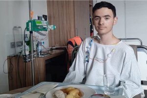 Nico, en el hospital alemán tras la operación.