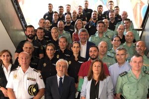Foto de familia de autoridades y agentes