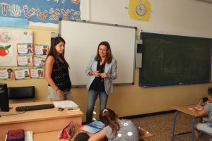 La delegada de Educación, en una de las clases de refuerzo veraniego.