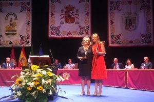 La candidata de Ciudadanos y la alcaldesa y candidata del PSOE en la investidura.