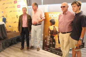 El representante de la empresa BMF, Óscar Martínez, con tres generaciones de la familia propietaria de la Plaza.