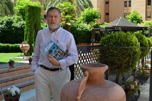 El periodista Juan Torres Colomera sosteniendo su segunda novela.