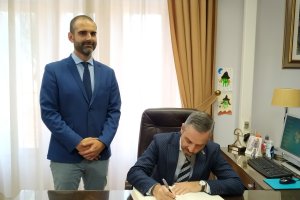 El consejero de Economía, Juan Bravo, firmando en el libro de honor del Ayuntamiento