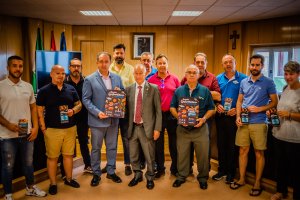 Gabriel Amat y los empresarios del sector, con los carteles de la campaña para sus locales.