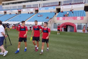 Los futbolistas saltando al Estadio.