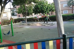 Uno de los barrenderos que ha limpiado el barrio de Nueva Almería.